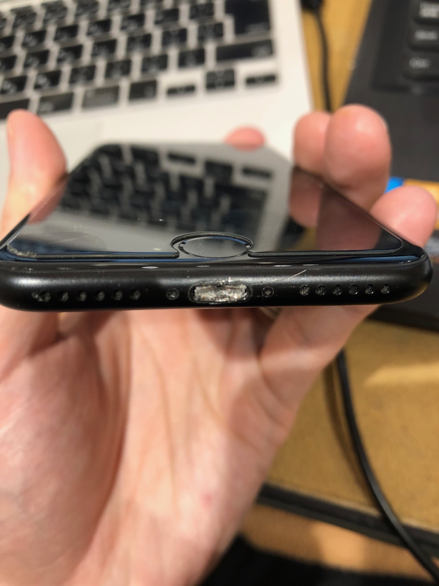 充電ケーブルの端子が折れてiPhoneに刺さったままの状態
